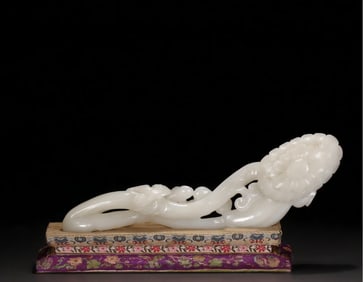A Hetian jade ruyi ornament