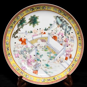 A Qing Xianfeng pastel baby play plate