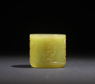 A topaz rope pattern of the Qing Dynasty is an elegant product of riding and shooting