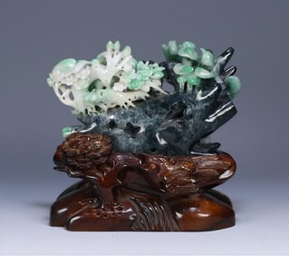 An old jadeite is happy to be on the eyebrows, and the ornaments are clean