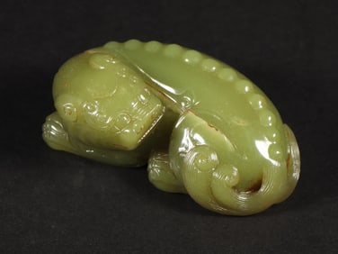A topaz carved beast handle piece of the Qing Dynasty