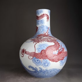 A Qing Qianlong blue and white seawater cloud dragon sky ball bottle