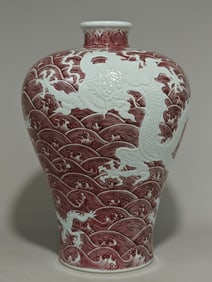 A red carved Canglong godson Tumei vase in the glaze of the young people of the Qing Dynasty