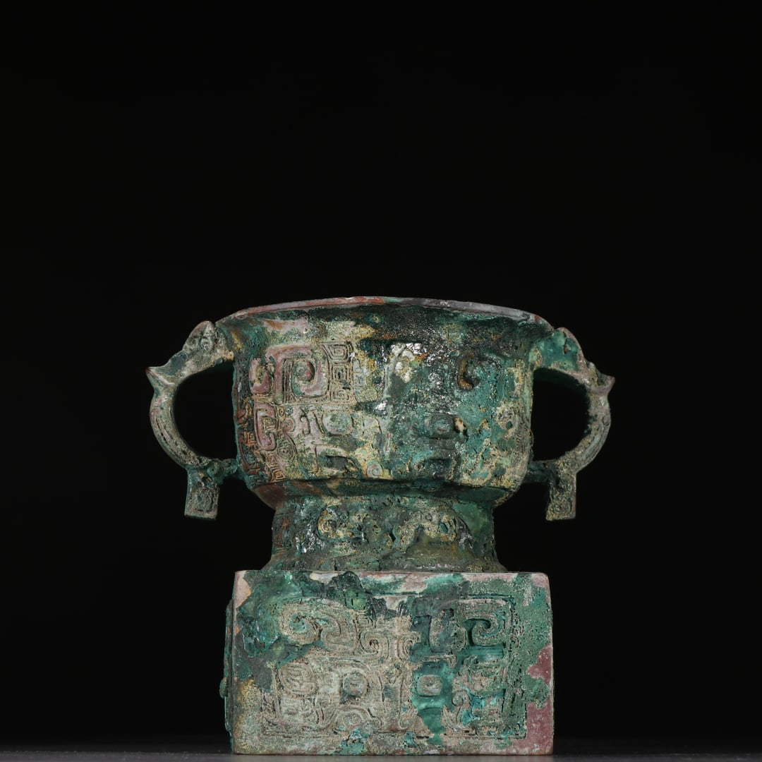 A bronze amphora: Bronze amphora SIZE: H:11.8cm W:13.5cm W:724.7g (The Dimensions Of All Batches Are Manually Measured.If You Need More Detailed Information, Please Contact Our Customer Service Before Bidding.)
