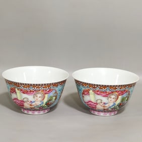 A pair of Qing Qianlong Western character bowls