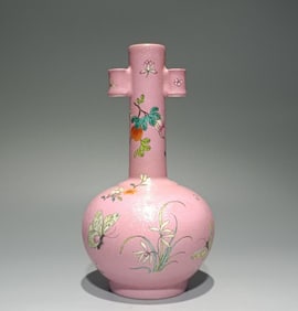 A piece of Qing Qianlong model pastel palace powder rolled road pattern sweet potato butterfly
