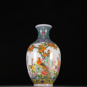 A clear vessel paints an enamel phoenix peony appreciation vase