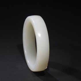 A white jade peace bracelet of the Qing Dynasty is congealed and full of flowers