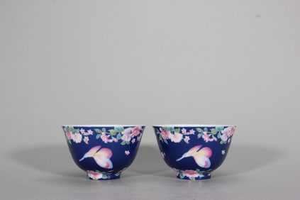A pair of Qing Yongzheng blue background enamel colorful flower butterfly pattern tea circles