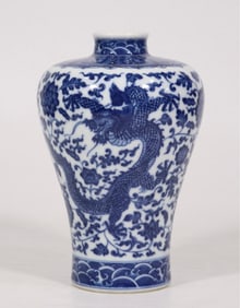 A blue and white double dragon made in the Qianlong period of the Qing Dynasty wearing flowers