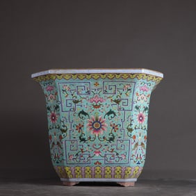 A Qing Qianlong model green pastel entwined flower auspicious flower with lingering patterns flower