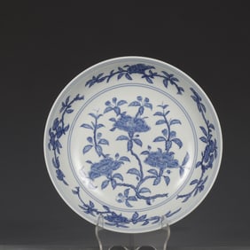 A Ming Chenghua blue and white broken branch flower pattern plate
