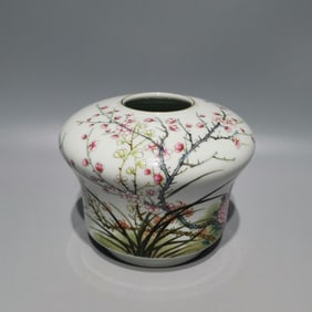 A piece of pastel floral pattern washed in the Yongzheng era of the Qing Dynasty