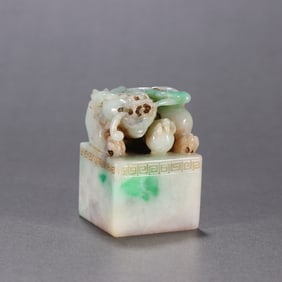 A Qing jade beast holding Ganoderma lucidum button seal