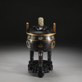 A Ming Dynasty copper-tired cloisonné cloisonné enamel three-legged cauldron furnace
