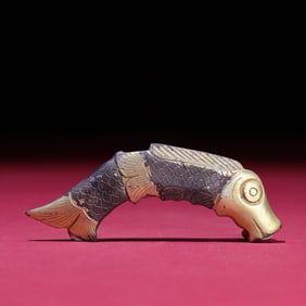 A jade bag silver fish pendant from the Han Dynasty