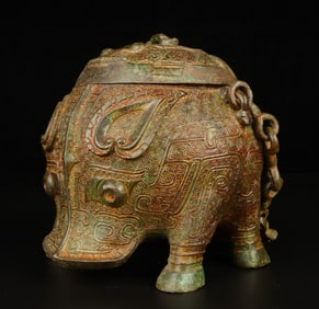 A bronze double-sided beast pattern beam of the Western Zhou Dynasty