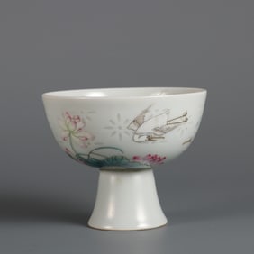 A piece of pastel lotus pond made in the Qianlong period of the Qing Dynasty Linglong H: Foot cup