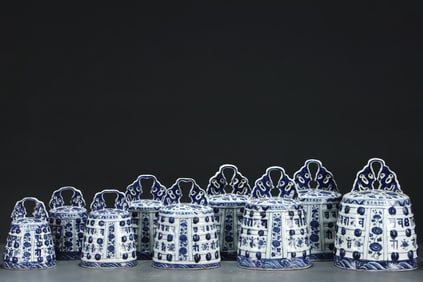 A set of blue and white seawater flower chimes made in the Ming Xuande year