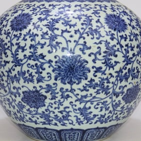 A pastel longevity peach bottle made in the Qing Jiaqing year