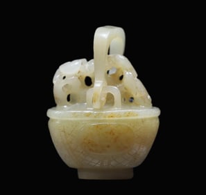 A small flower basket with a Hetian jade carving Ganoderma lucidum pattern in the Qing Dynasty is an