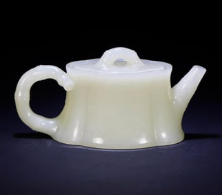A bamboo jade pot wine vessel of the Qing Dynasty