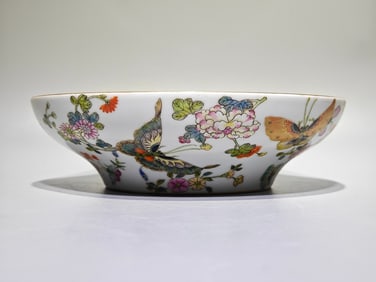 A piece of the Qing Dynasty Jiaqing Year Pastel Butterfly Love Flower Inner Fulu Longevity Bowl