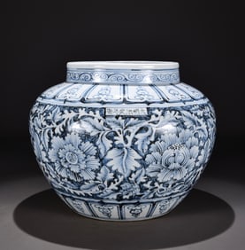 A large pot of Ming Hongwu blue and white entwined peony pattern