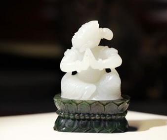 A Hetian jade flying ornament with jasper tilted lotus seat