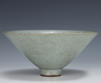 A Song Dynasty official kiln gray blue glaze hat bowl