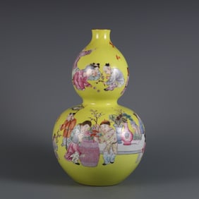 A gourd bottle made in the Qianlong period of the Qing Dynasty with a yellow pastel baby play