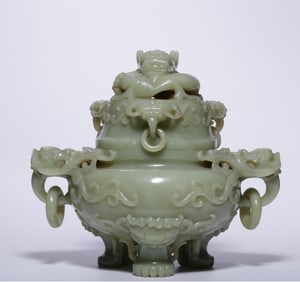 A piece of Qing Dynasty Hetian green and white jade plate dragon button dragon ear aroma diffuser