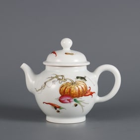 A teapot made in the Yongzheng era of the Qing Dynasty