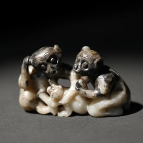 A piece of Qing Dynasty white jade old oil is a table ornament for generations