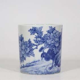 A blue and white peacock pen holder made in the Yongzheng era of the Qing Dynasty