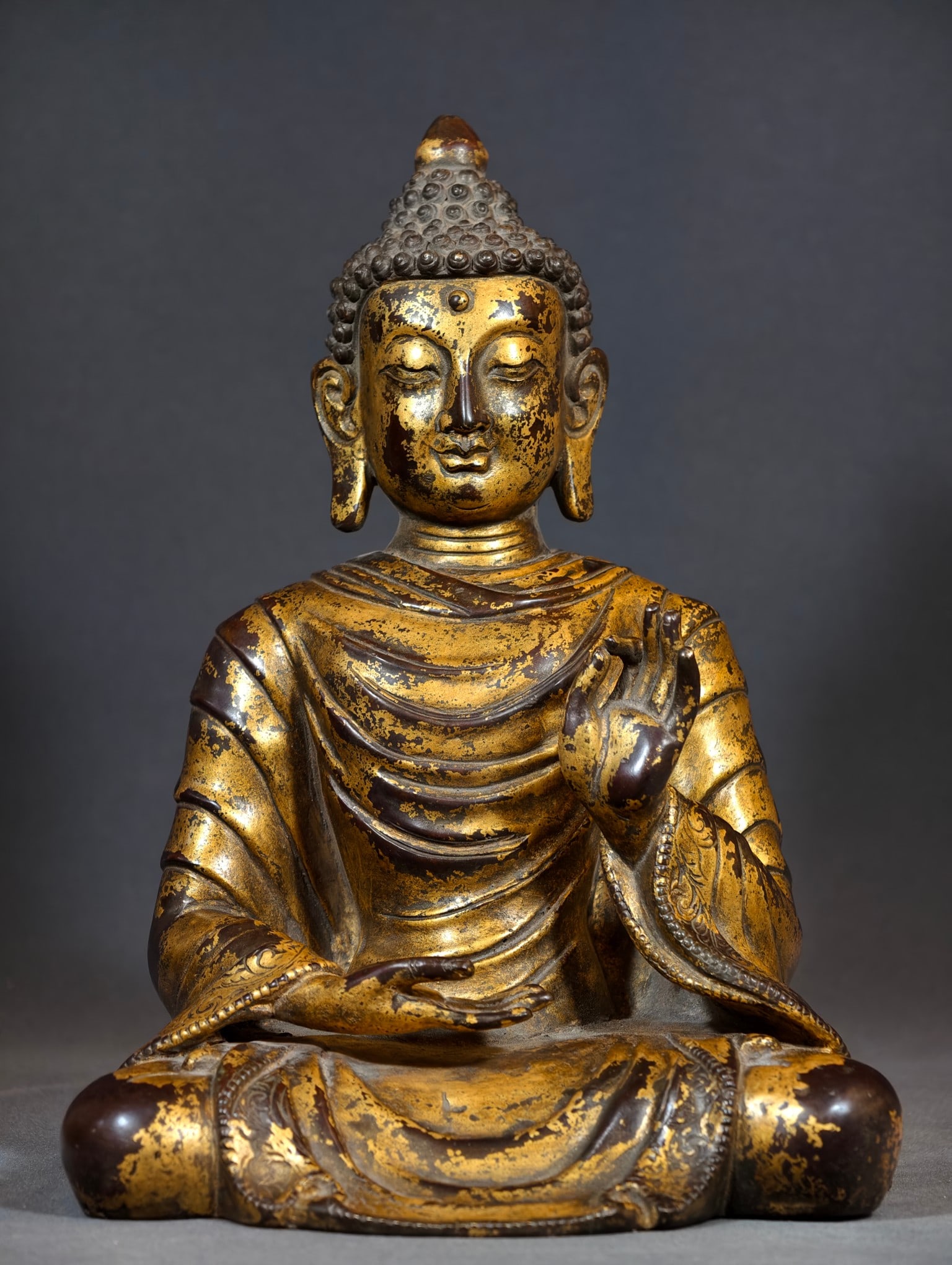 A piece of copper clay gold Shakyamuni Buddha: Copper clay gold Shakyamuni Buddha SIZE: H:24cm W:17.5cm W:4kg (The Dimensions Of All Batches Are Manually Measured.If You Need More Detailed Information, Please Contact Our Customer Service Before Bi