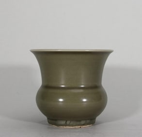 A Ming Longquan kiln slag bucket