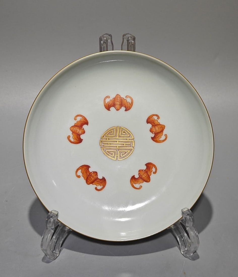A piece of Qianlong era enamel color oil red Fushou continuous plate: Qianlong year of the Qing Dynasty enamel color oil red Fushou continuous plate SIZE: D:15.3cm (The Dimensions Of All Batches Are Manually Measured.If You Need More Detailed Information, Please Contact