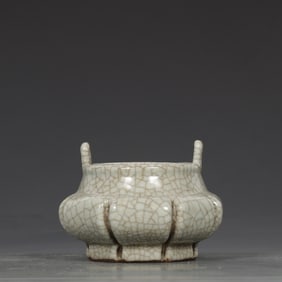A Qingge glazed beige white glazed amphora