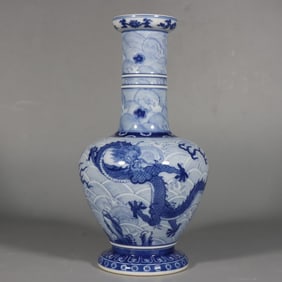 A Yongzheng seawater dragon pattern garlic bottle