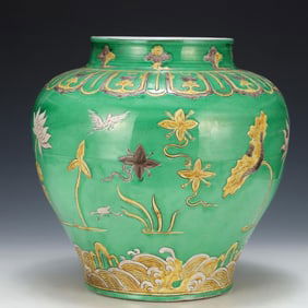 A Ming Dynasty plain three colors all the way to the pattern jar