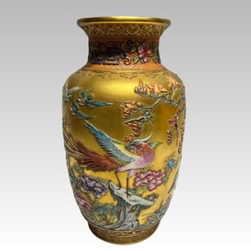 A large enamel vase of the Qing Dynasty