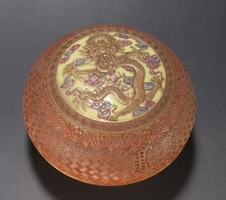 A Qing Dynasty gold-painted dragon pattern lid box