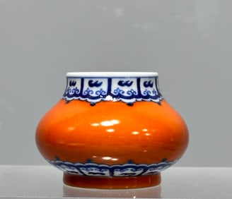 A blue and white coral red water jug made in the Yongzheng era of the Qing Dynasty