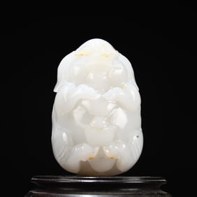A Hetian jade fortune pig ornament