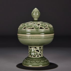 A piece of Qing Qianlong bean celadon glaze hollow dragon pattern aromatherapy