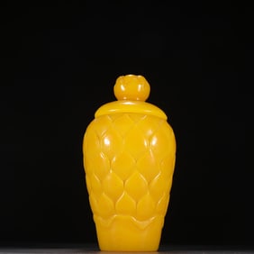 A clear chanterelle yellow material jar lotus petal pattern lid jar