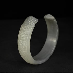 A half-bracelet of Hetian jade dragon head in the Han Dynasty