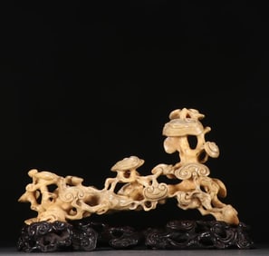 A Qing Shoushan stone ganoderma lucidum ruyi ornament