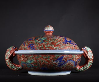 A Daming Jiajing red background blue and white dragon pattern amphora box